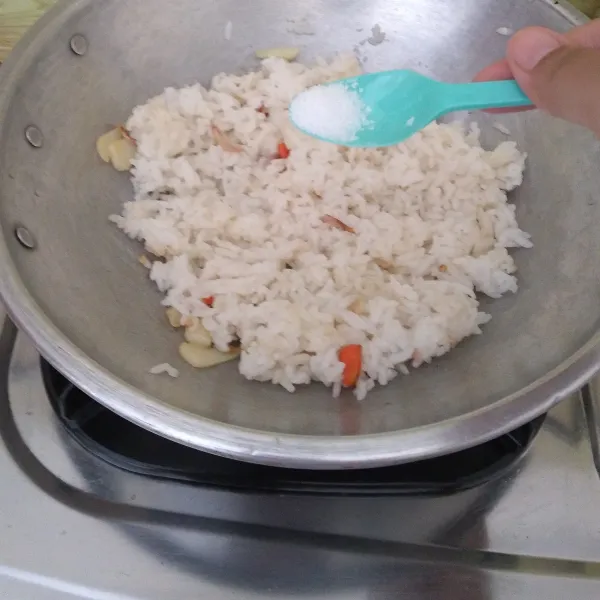 Tambahkan garam, kaldu jamur dan lada bubuk kemudian aduk serta koreksi rasa sesuai selera.