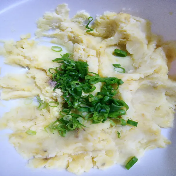 Haluskan kentang yang sudah digoreng, tambahkan garam, kaldu bubuk, lada bubuk dan daun bawang. Aduk hingga rata.