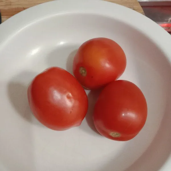 Cuci bersih tomat.