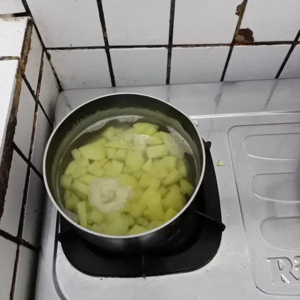 Rebus kentang hingga matang dan empuk.
