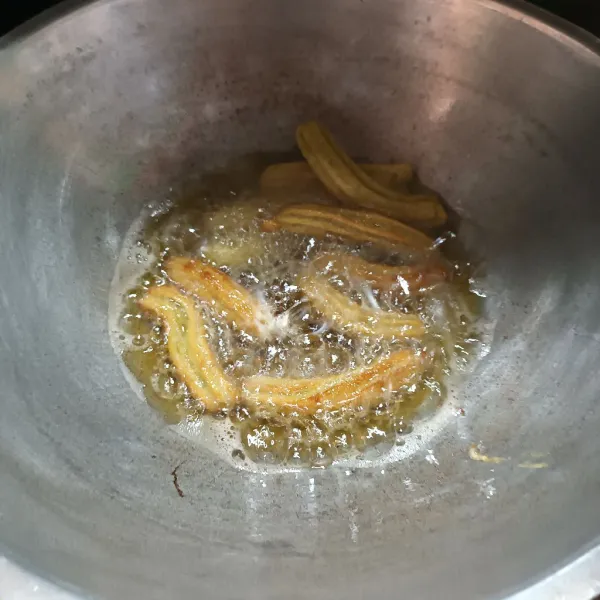 Kemudian panaskan minyak goreng lalu masukkan adonan dengan panjang sesuai selera. 
Goreng sampai agak kecokelatan.