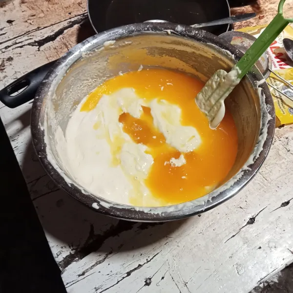 Masukan minyak goreng dan margarin.  Aduk dengan spatula hingga tercampur rata. Bagi adonan 2 bagian. Sebagian adonan beri pasta coklat lalu aduk.