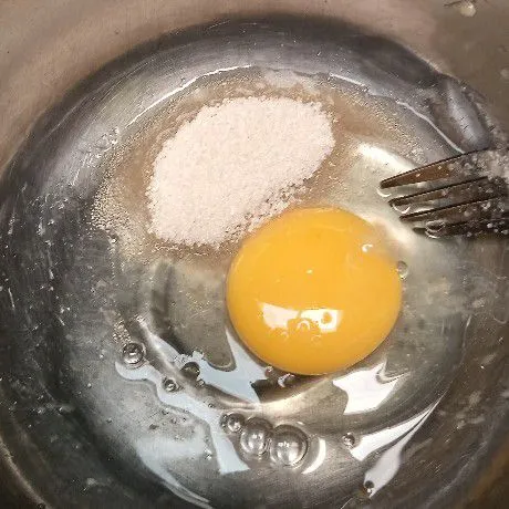 Di wadah lain. Kocok telur + gula sampai gula larut.