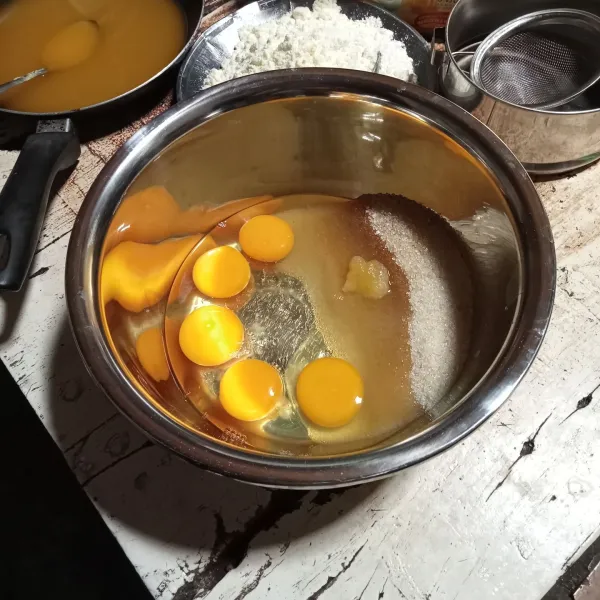 Mixer dengan kecepatan tinggi telur, gula, sp dan vanili hingga mengembang.