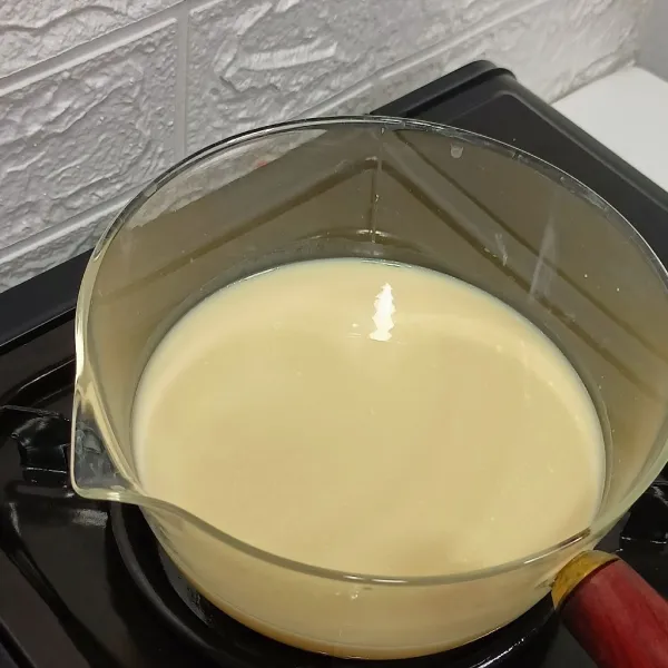Hangatkan susu dan beri pasta vanilla.