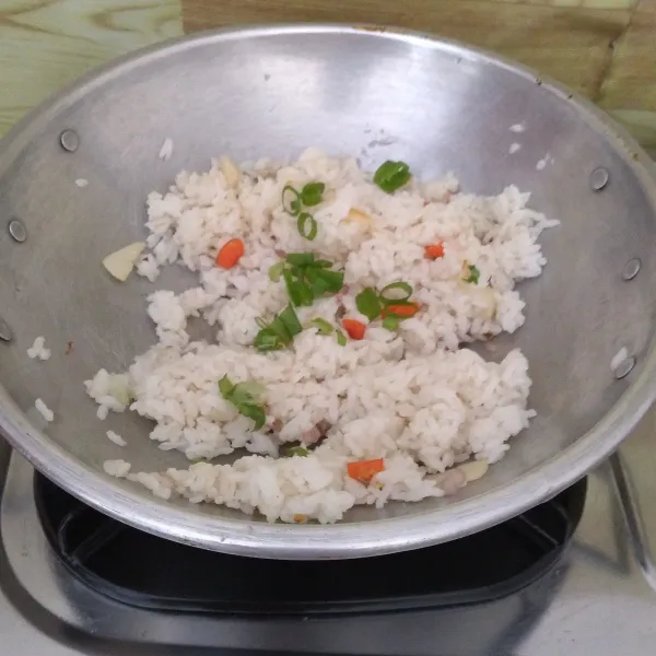 Masukkan irisan daun bawang lalu aduk sebentar. 
Angkat dan sajikan.