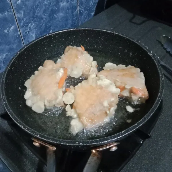 Lalu goreng dalam minyak panas. 
Setelah satu sisi sudah kecokelatan, balik. 
Masak hingga matang.