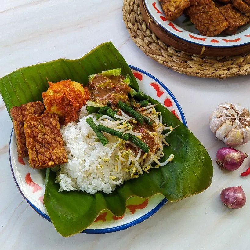 Nasi Pecel Lauk Telur Bumbu Bali