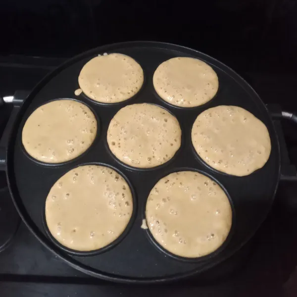 Panaskan snack maker dengan api sangag kecil, tuang adonan ke masing-masing lubang.