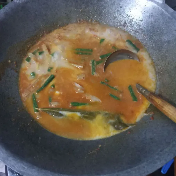 Tuang santan, tambahkan garam dan kaldu bubuk. Aduk rata.