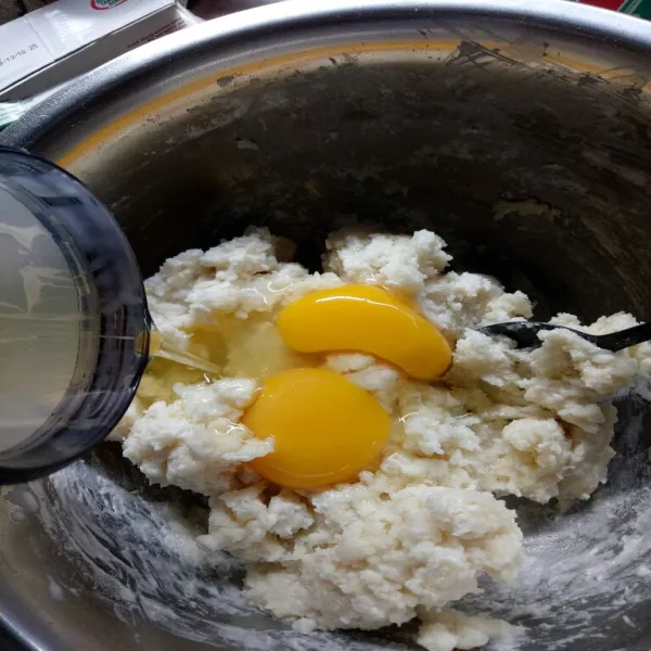 Biarkan adonan biang menjadi suhu ruang. Lalu masukkan telur satu persatu ke dalam adonan biang sambil diaduk rata.