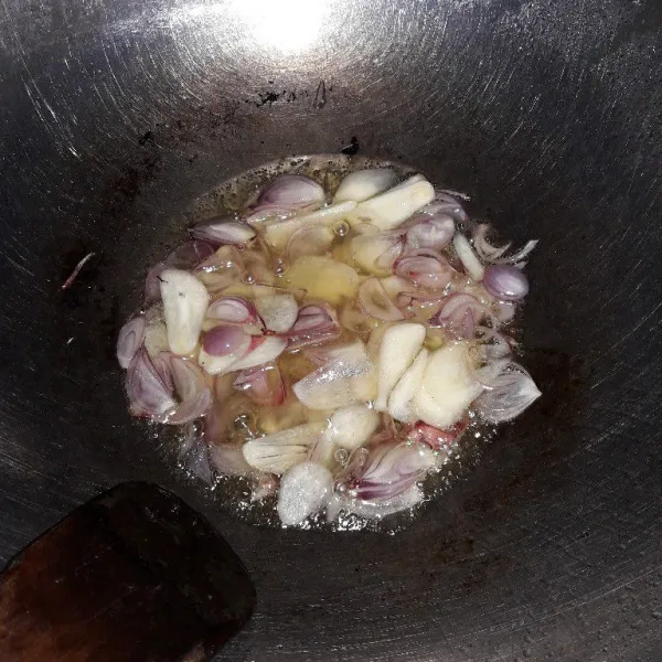 Tumis irisan bawang merah dan bawang putih sampai wangi. Masukkan cabai yang telah di haluskan dan aduk rata.