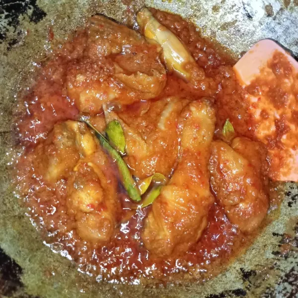 Masak hingga kuah mengental dan meresap sempurna, lalu biarkan dingin.