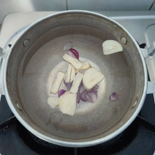 Masak air, bawang merah, dan bawang putih hingga mendidih dan bau langu bawang hilang.