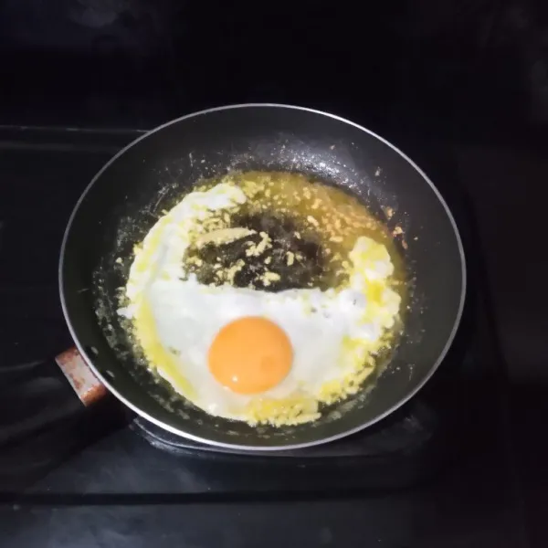 Masukkan telur dan buat orak-arik.
