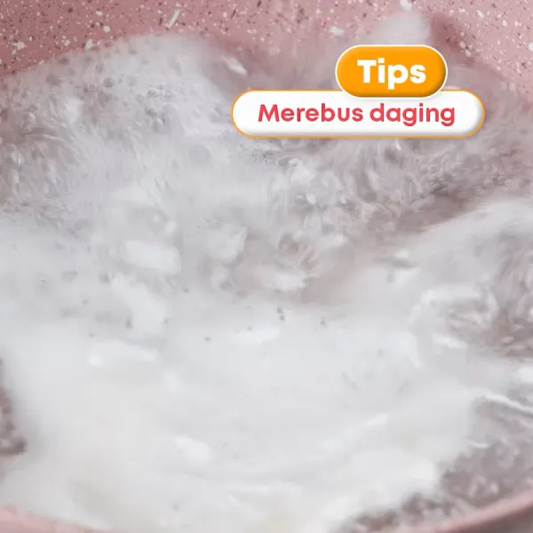 Tips merebus daging dengan merebus daging selama 5 menit, kemudian matikan kompor dan diamkan daging selama 30 menit. Nyalakan kompor kembali dan rebus daging selama 7 menit.