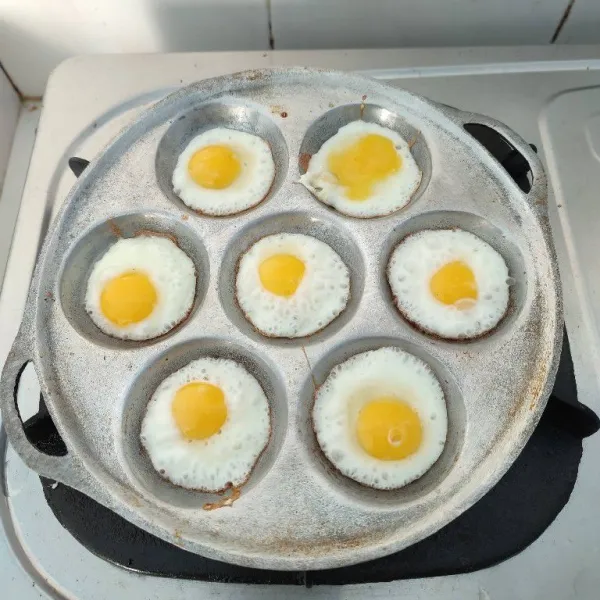 Panaskan cetakan martabak/ telur puyuh. Kemudian tambahkan sedikit minyak lalu ceplok telur puyuh hingga matang. Sisihkan.