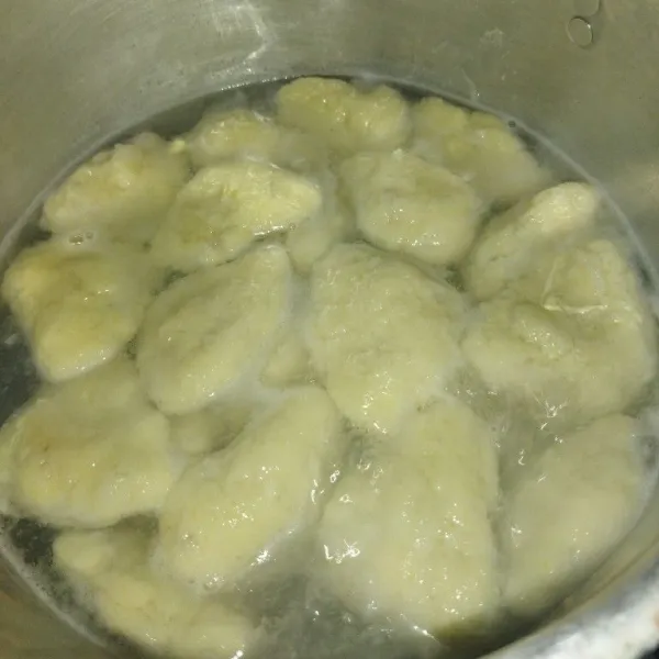 Masak air secukupnya hingga mendidih, lalu rebus pempek hingga matang dan mengapung.