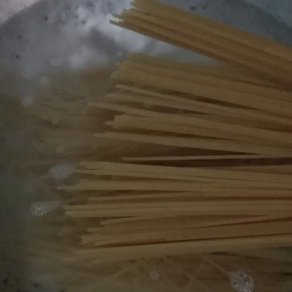 Rebus air hingga mendidih, lalu masukkan spaghetti. Masak hingga lembut dan sesuai tekstur yang diinginkan.