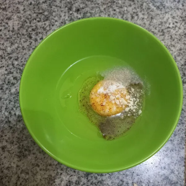 Kocok lepas telur ayam bersama garam, kaldu jamur, dan merica bubuk.