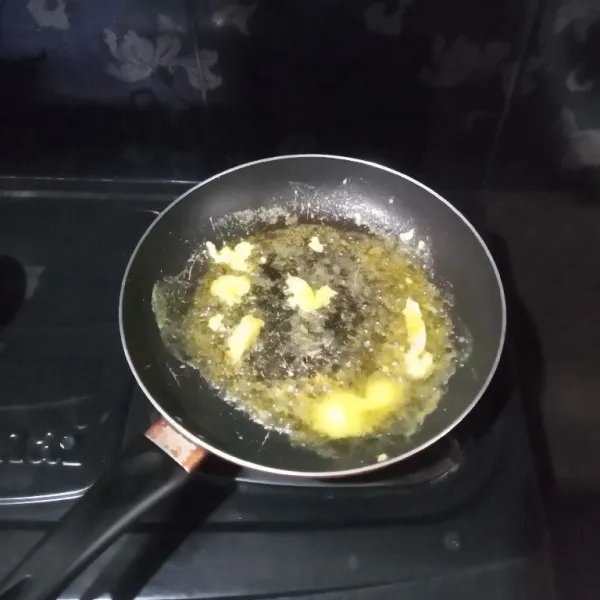 Lelehkan mentega dan masukkan bawang putih, lalu masak hingga harum.