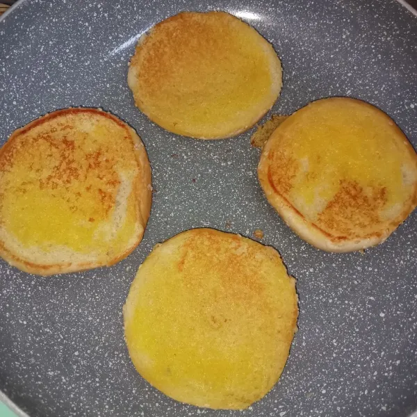 Olesi bagian dalam dan luar roti dengan margarin. Kemudian panggang hingga margarin meleleh dan berubah kecokelatan.