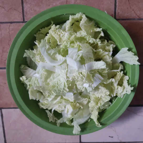 Bersihkan sawi putih, kemudian potong dan sisihkan.