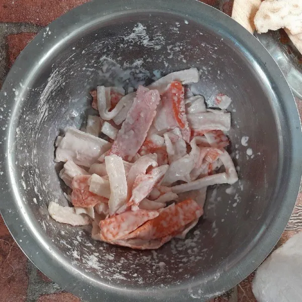 Aduk rata hingga tepung maizena menutupi semua permukaan crab stick.