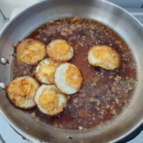 Setelah mulai mendidih, masukkan telur puyuh ceplok, aduk rata.