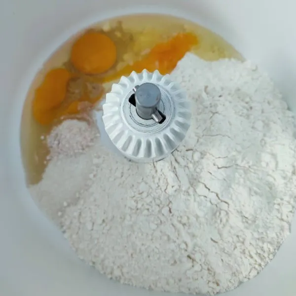 Masukkan tepung terigu, telur, gula dan ragi instan ke dalam mixer.