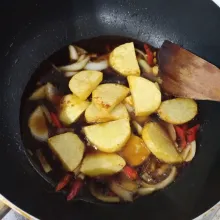 Masukkan kentang.