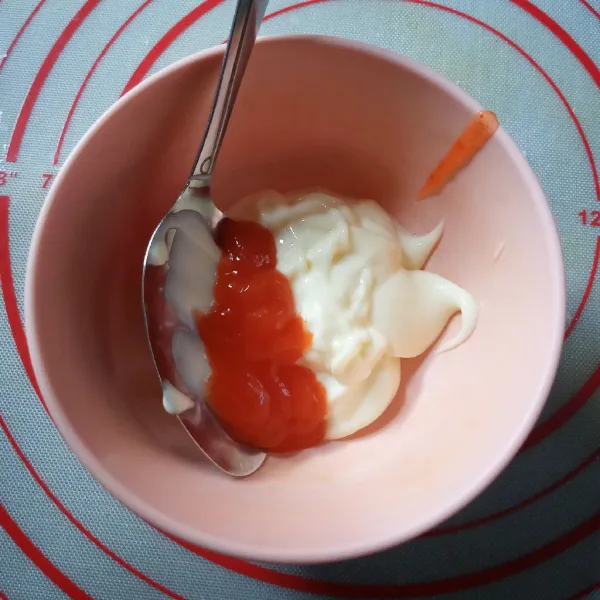 Aduk mayonaise jepang dengan saus tomat, lalu cicipi rasanya.