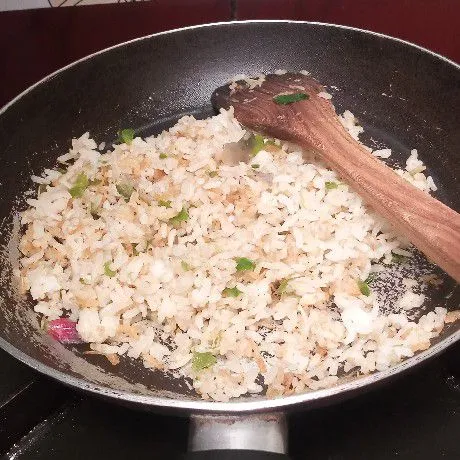 Aduk sampai rata, kemudian masak sampai nasi terlihat tanak.