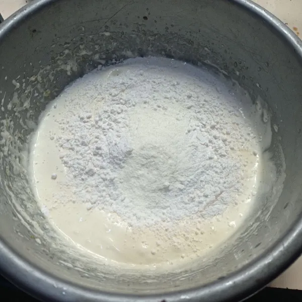 Masukkan tepung dan susu bubuk, kemudian mixer dengan speed rendah asal rata.