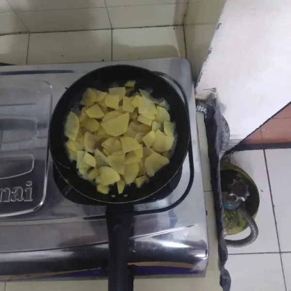 Goreng kentang dalam minyak panas.