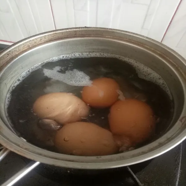 rebus telur sampai matang dan kupas kulitnya