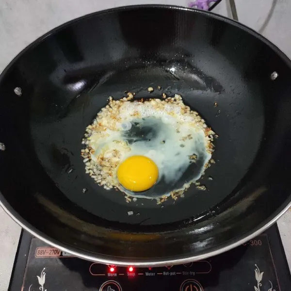 Kemudian ceplokan telur dan masak sebentar hingga telur memutih.