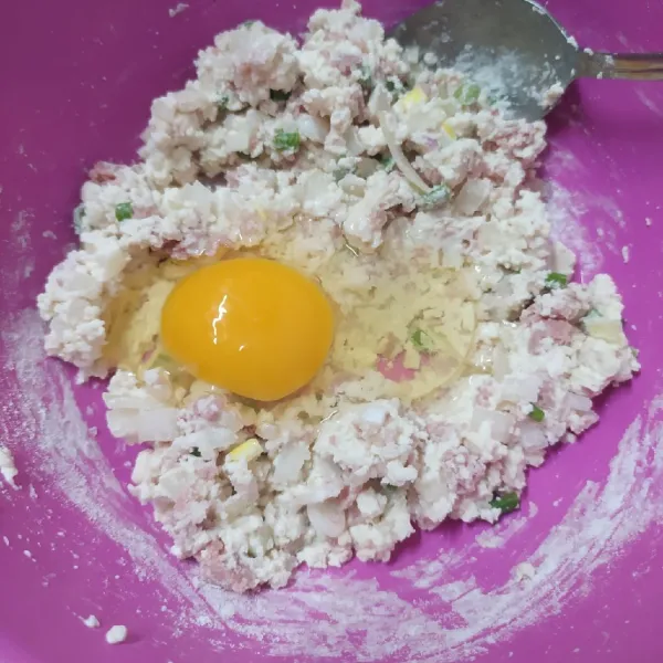 Aduk jadi satu sampai rata sambil cicipi rasanya sesuai selera dan masukkan telur ayam.