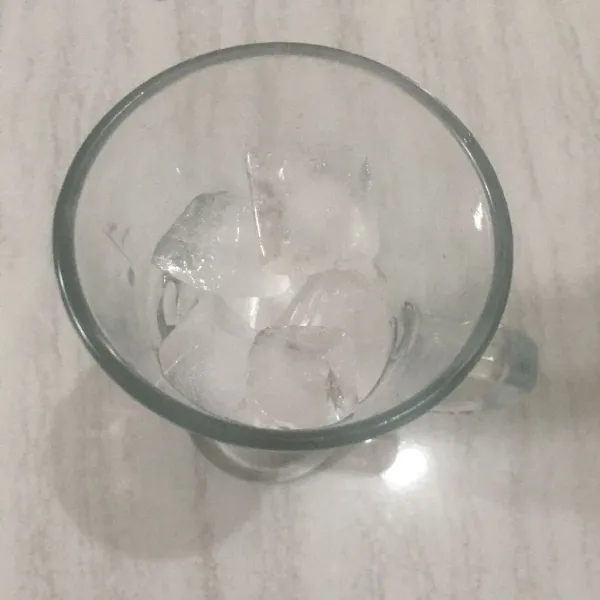 Dalam gelas masukkan es batu secukupnya.