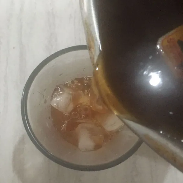 Lalu tuang rebusan tadi ke dalamnya dan siap disajikan.