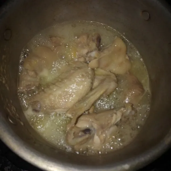 Cuci bersih ayam, lalu rebus hingga matang.