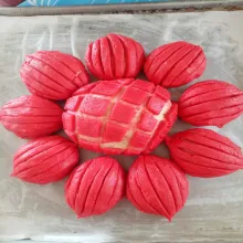 susun adonan bulat besar dan adonan berbentuk daun mengelilingi adonan bulat besar di atas loyang yg sudah di alasi baking paper