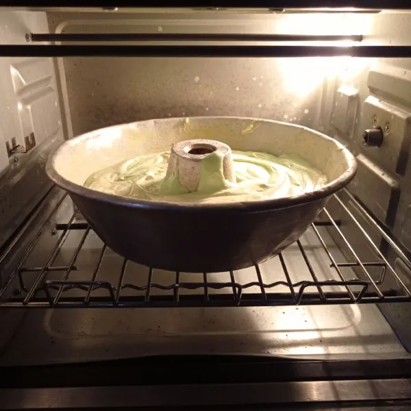 Panggang pada suhu 180'C selama 35-40 menit atau sampai matang, oven sebelumnya dipanaskan terlebih dahulu.
