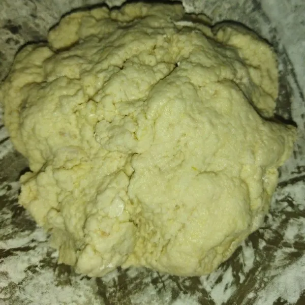 Tambahkan tepung tapioka sedikit demi sedikit hingga adonan bisa dibentuk.
