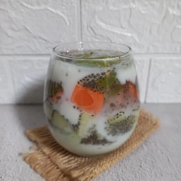 Terakhir tuang simple syrup dan susu cair, lalu aduk-aduk dan sajikan.
