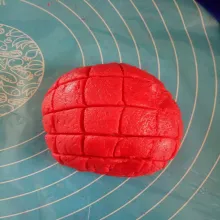 Bungkus adonan bagian besar dengan adonan toping yg besar. Bulat dan rapikan adonanya. Lalu kerat bagian atasnya dengan cutter . Susun di atas loyang yg sudah di alasi baking paper.