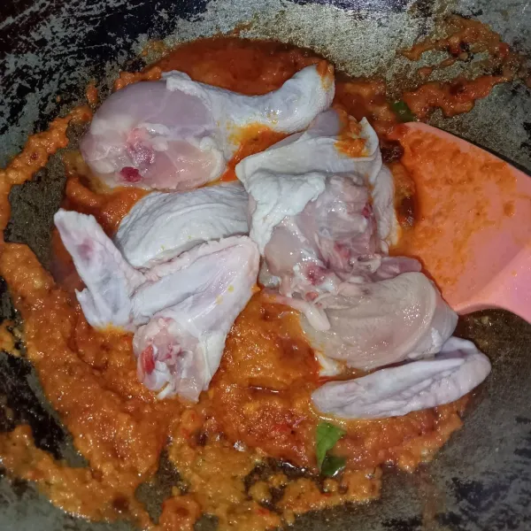 Masukkan ayam dan tambahkan air.