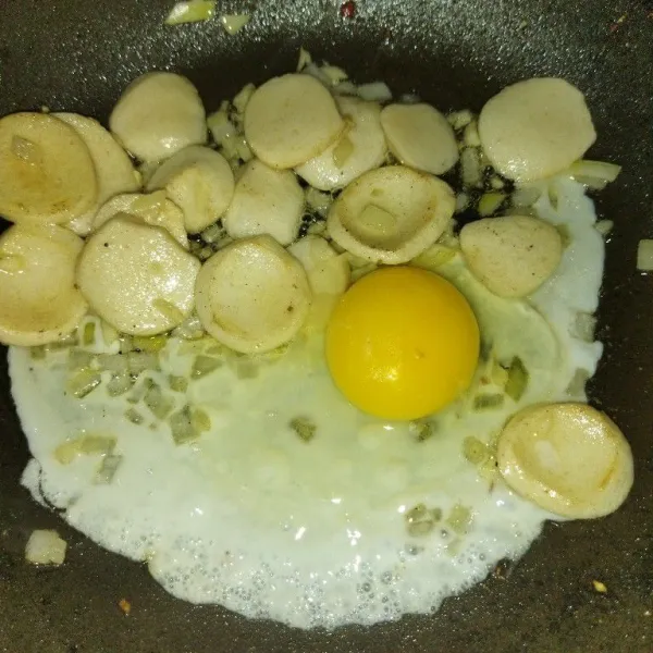 Masukkan telur, lalu buat telur orak-arik.