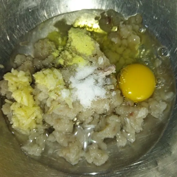 Masukkan daging ikan kakap yang sudah di giling, lalu tambahkan bawang putih halus, telur, garam, penyedap rasa, dan air es.