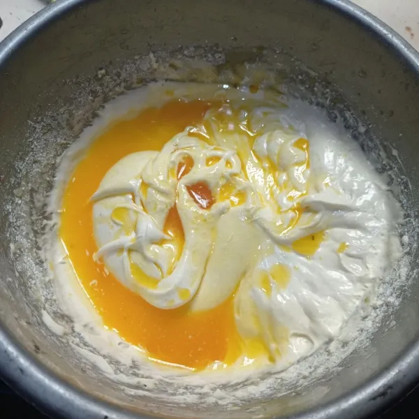 Lanjut masukkan margarin leleh, lalu aduk balik menggunakan spatula sampai tercampur rata.